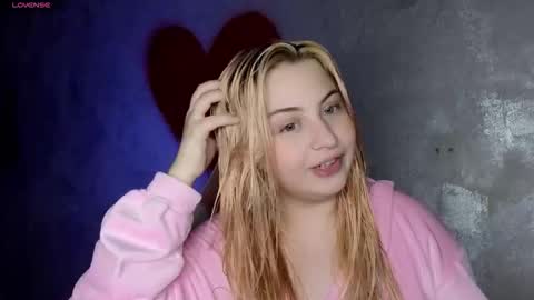 Snapshot of shy_blondiee chatting on 10-12-25, 10:20 Molly online show from 10-12-25, 10:20