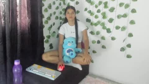 Snapshot of shy_brunnette chatting on 05-15-26, 01:29 Canela online show from 05-15-26, 01:29