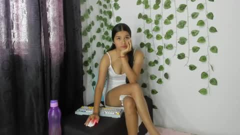 Snapshot of shy_brunnette chatting on 05-17-26, 01:29 Canela online show from 05-17-26, 01:29
