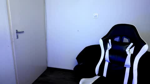 shy_nerd_babyy online show from 03-27-26, 08:26