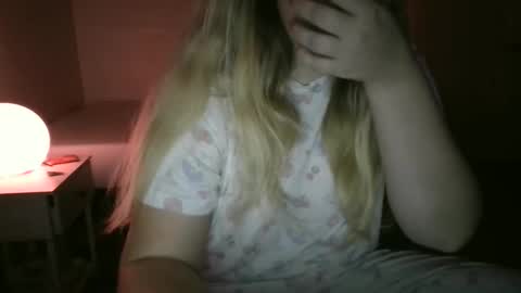 Snapshot of shyelyseee chatting on 11-12-25, 01:39 Elyse online show from 11-12-25, 01:39