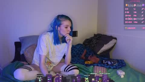 Snapshot of shyohiogirl chatting on 04-13-26, 02:17 Hippie online show from 04-13-26, 02:17