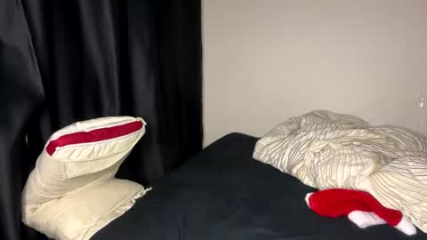 Snapshot of shyredstar chatting on 12-27-24, 02:01 Tom and Betty online show from 12-27-24, 02:01