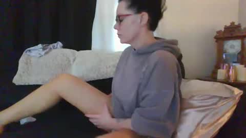 Snapshot of sidneyraee chatting on 04-24-26, 04:42 Mrs. St. Patrickk online show from 04-24-26, 04:42