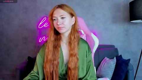 Snapshot of sienna_nyx chatting on 06-29-26, 09:15 Sienna online show from 06-29-26, 09:15