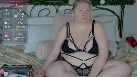 Snapshot of siennaxluxx chatting on 07-13-26, 06:00 Sienna Luxx online show from 07-13-26, 06:00