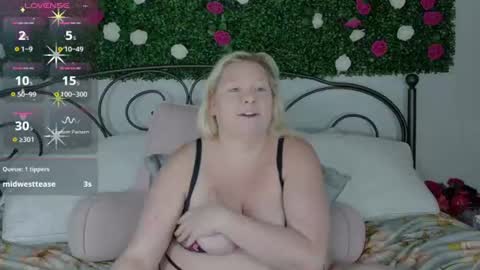 Snapshot of siennaxluxx chatting on 07-25-26, 04:15 Sienna Luxx online show from 07-25-26, 04:15