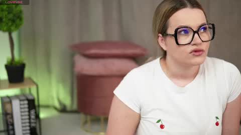 Snapshot of silkalena chatting on 08-03-26, 07:39 Silk Alena online show from 08-03-26, 07:39