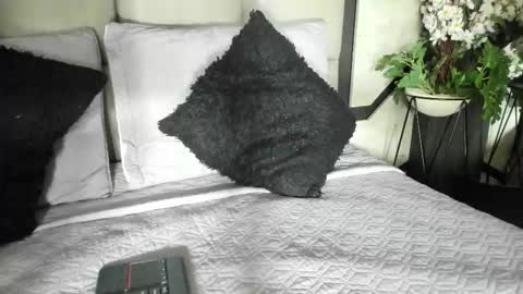 Snapshot of silknyx chatting on 02-20-26, 01:22 silknyx online show from 02-20-26, 01:22