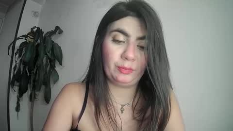 Snapshot of silviecollins chatting on 02-06-25, 12:11 Silvie online show from 02-06-25, 12:11