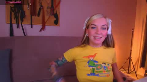 Snapshot of simona_moonshine chatting on 01-16-26, 08:35 simona_moonshine online show from 01-16-26, 08:35