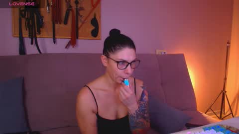 Snapshot of simona_moonshine chatting on 01-17-26, 04:22 simona_moonshine online show from 01-17-26, 04:22