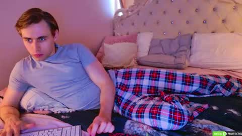 Snapshot of simonwarner chatting on 06-25-26, 03:17 Simon online show from 06-25-26, 03:17
