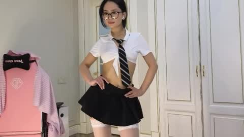 Snapshot of sinsemillaa chatting on 05-17-26, 03:41 Ellie online show from 05-17-26, 03:41