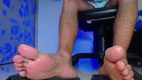 only foot                         worshipers here online show from 11-03-25, 04:47