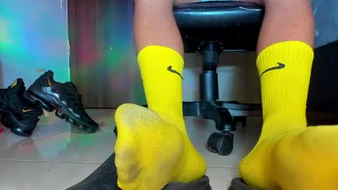 Snapshot of sir_kev66 chatting on 04-22-26, 12:57 only foot worshipers here online show from 04-22-26, 12:57