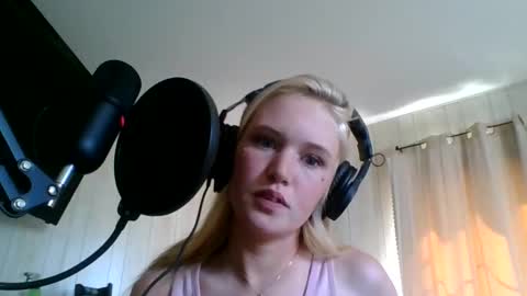 Snapshot of sirentalks chatting on 05-21-26, 06:26 Sirentalks online show from 05-21-26, 06:26