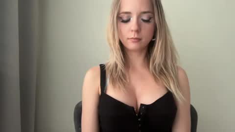 Sisi Bunny online show from 06-01-26, 05:14