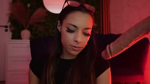 Snapshot of sisi_von_dee chatting on 05-19-26, 01:56 Dee online show from 05-19-26, 01:56