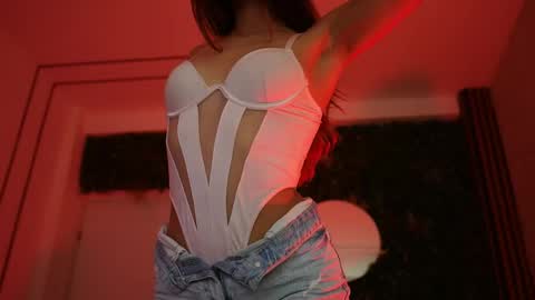 Snapshot of sisi_von_dee chatting on 05-19-26, 07:42 Dee online show from 05-19-26, 07:42