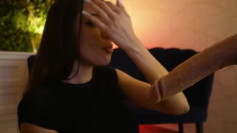 Snapshot of sisi_von_dee chatting on 05-27-26, 01:57 Dee online show from 05-27-26, 01:57
