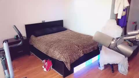 Ashleigh Mak online show from 09-09-25, 08:08