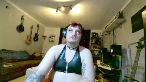 Snapshot of sissylovedoll chatting on 06-12-26, 01:59 Tiffany Candy online show from 06-12-26, 01:59