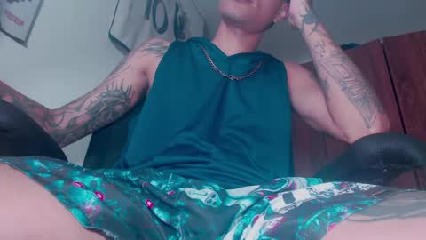 Snapshot of skateboy444 chatting on 05-05-26, 06:32 king online show from 05-05-26, 06:32