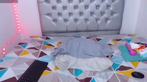 Snapshot of skinnyy_andtight chatting on 12-12-24, 04:32 Alexa online show from 12-12-24, 04:32