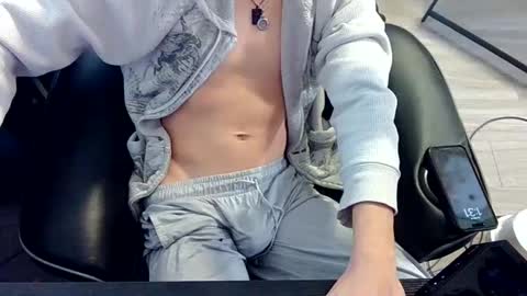 Snapshot of skrogdog chatting on 05-31-26, 05:31 skrogdog online show from 05-31-26, 05:31
