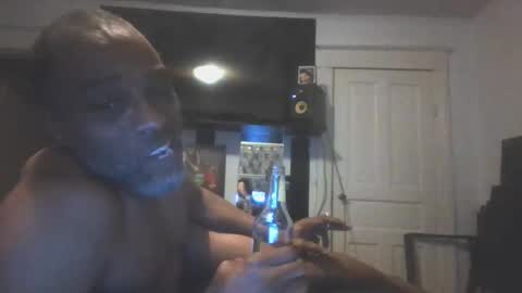 Snapshot of slim484035 chatting on 02-11-26, 12:15 Slim8975 online show from 02-11-26, 12:15