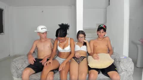 Snapshot of slim_work chatting on 11-10-25, 09:14 boy without tattoo Bryan -- with tatto Alan - New girl harper online show from 11-10-25, 09:14