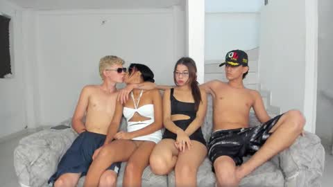 Snapshot of slim_work chatting on 11-12-25, 08:30 boy without tattoo Bryan -- with tatto Alan - New girl harper online show from 11-12-25, 08:30