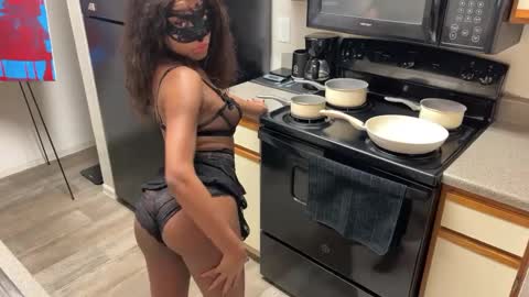 Snapshot of slimaddictionxxx chatting on 01-27-25, 04:09 Barbie Stylebender online show from 01-27-25, 04:09