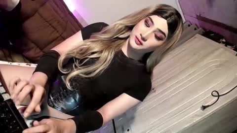 Snapshot of slut_bigcock chatting on 05-20-26, 05:35 Nathalie online show from 05-20-26, 05:35