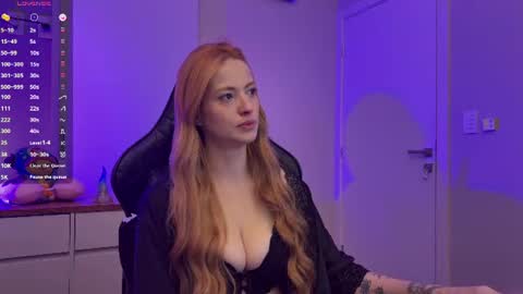 Snapshot of smilee_girl chatting on 07-07-26, 06:12 Emily Burns online show from 07-07-26, 06:12