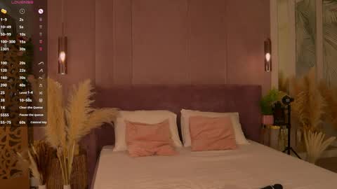 Snapshot of smiley_mia_ chatting on 05-20-26, 05:24 Mia online show from 05-20-26, 05:24