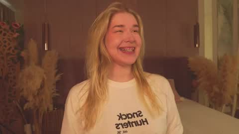 Snapshot of smiley_mia_ chatting on 05-31-26, 05:15 Mia online show from 05-31-26, 05:15