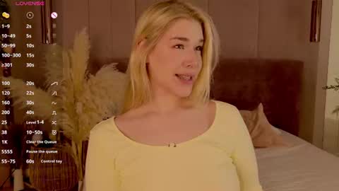 Snapshot of smiley_mia_ chatting on 06-13-26, 05:27 Mia online show from 06-13-26, 05:27
