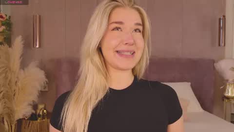 Snapshot of smiley_mia_ chatting on 06-14-26, 05:09 Mia online show from 06-14-26, 05:09