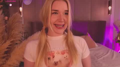 Snapshot of smiley_mia_ chatting on 06-25-26, 06:12 Mia online show from 06-25-26, 06:12