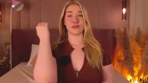 Snapshot of smiley_mia_ chatting on 07-17-26, 06:13 Mia online show from 07-17-26, 06:13