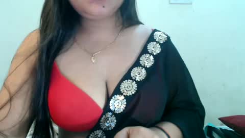 Snapshot of smiley_queen99 chatting on 06-17-26, 04:48 smiley online show from 06-17-26, 04:48