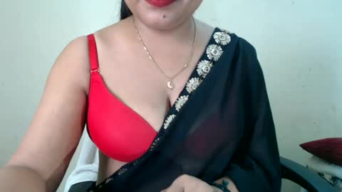 Snapshot of smiley_queen99 chatting on 06-21-26, 02:25 smiley online show from 06-21-26, 02:25