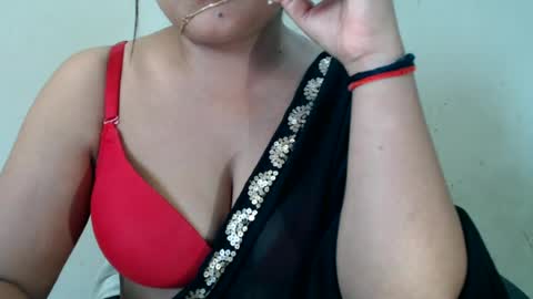 Snapshot of smiley_queen99 chatting on 06-27-26, 04:17 smiley online show from 06-27-26, 04:17