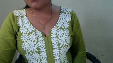Snapshot of smiley_queen99 chatting on 07-16-26, 09:15 smiley online show from 07-16-26, 09:15