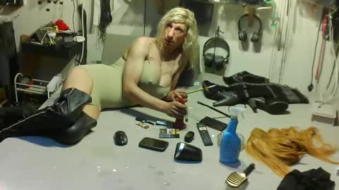 Snapshot of smokeslut365 chatting on 05-17-26, 10:39 smokeslut365 online show from 05-17-26, 10:39