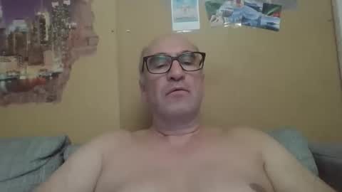Snapshot of sneakerboy18 chatting on 05-25-26, 01:39 sneakerboy18 online show from 05-25-26, 01:39