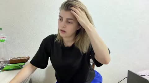 Snapshot of snow_queen_05 chatting on 07-12-26, 06:32 Emma online show from 07-12-26, 06:32