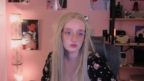 Snapshot of snowflakeskitty chatting on 06-03-26, 05:10 Ellie online show from 06-03-26, 05:10